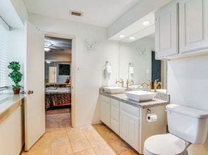 4 Mi to At&t Stadium: Townhome in Fort Worth