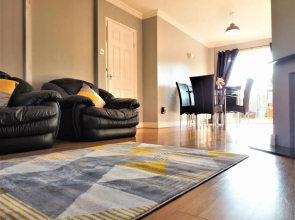 Spacious 3 bed house, great for FAMILIES and CONTRACTORS, sleeps 5 plus FREE Parking - Triumph Serviced Accommodation Wolverhampton
