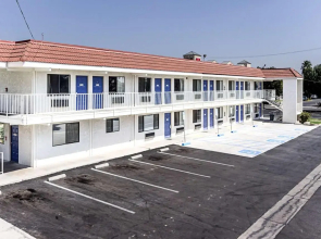 Motel 6 Shaw Ave & Hwy 99