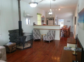 Montville Holiday House
