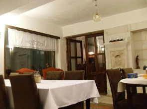 El Puente Cave Hotel