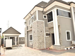 Grand Duplex Style 3 Bedroom Apartment