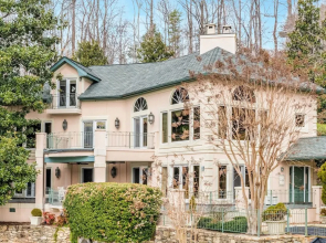 Magnificant & Private Lakefront 5 Bedroom Home