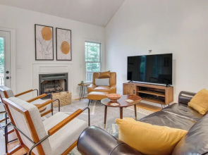 Black Mountain Hideaway w/ Hot Tub & Pool Table!