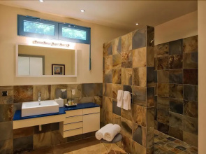 Exclusive Location, Heated Pool, Walk to the Beach, AC, Free Wifi, Concierge Services