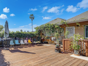 Walkable Dtwn Oakland Apt w/ Shared Rooftop!
