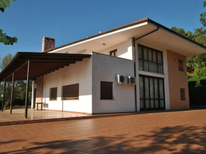 Suite on hill, air-conditioned apartment in villa with outdoor patio