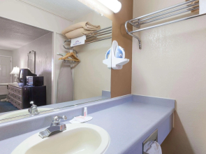 Howard Johnson by Wyndham Bakersfield