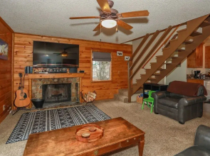 Maple Hill Lodge 2 Bedroom Home by RedAwning