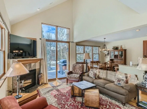 Beautiful Unit in Quiet Area w/ Shuttle to Slopes
