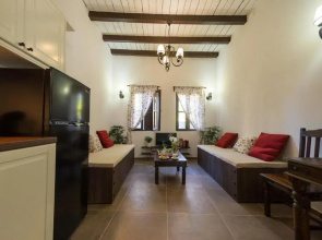 Villa Leon - Private courtyard serenity