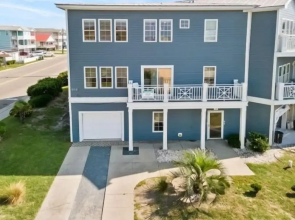 Kure Beach Villa - Enjoy Three Levels Of Luxury! Outdoor Pool And Garage Parking! 2 Bedroom Townhouse by RedAwning