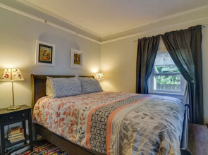 Charming City Cottage ~ 8 Mi to Downtown Portland!