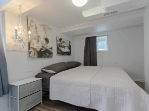 Cozy 1 BDR in Heart of Logan Square & Near Train