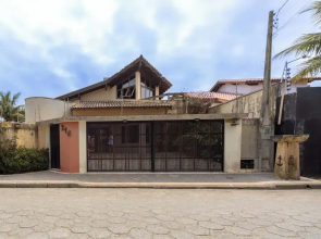 Casa com rea Gourmet e Quintal a 200 m da Praia