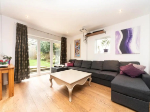 Detached home Quiet location Beautiful Garden Near Legoland Windsor Heathrow