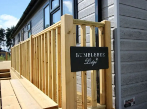Hollicarrs - Bumblebee Lodge