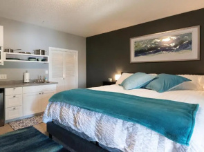 Willow Suite Lakeside Retreat