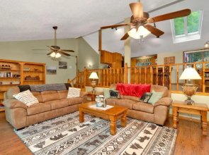 Creekside Falls Cabin - 3 bedroom /3 bathroom /2 family rooms / hot tub / wifi