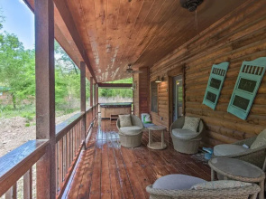 Cabin w/ Hot Tub - Near Broken Bow Lake & Hiking!