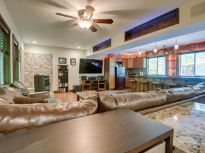 Quaint Naples Cottage: Walk to Trickey Pond & Cove