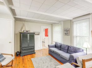 Walk to Lake: Historic Lakeside Marblehead Cottage