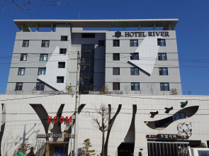 River Hotel