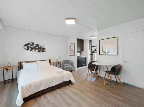 Chic City Retreat 93B