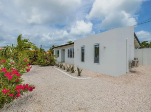 NEW Modern 3 Bedroom 10 Minute Walk to the Beach