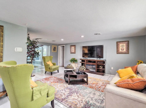 Peaceful Venice Villa w/ Patio - 2 Miles to Beach!