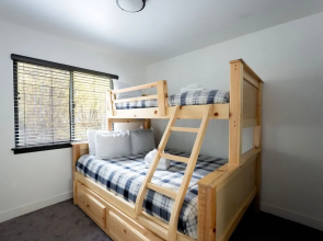 58 - Kuzzie Bear Chalet 4 Bedroom Home by RedAwning