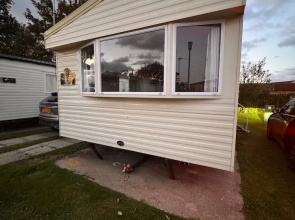 2 Bed Caravan - Sleeps 6 - Pet Friendly, Parking