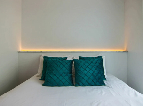 Phaedrus Living: Seaside Deluxe Flat Harbour 106