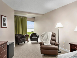 Center Parlor Room at Sandy Cove