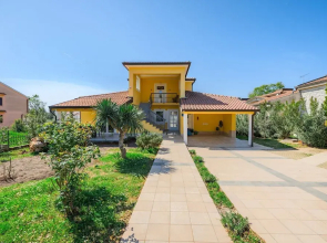 Attractive Apartment With Garden