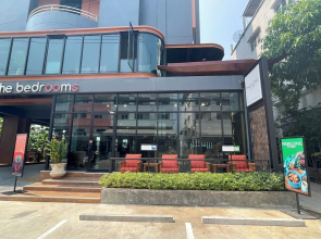 The Bedrooms Maeklong Service Apartment