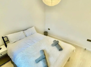 3 Bed Flat - Sleeps 6 - Parking - Wifi