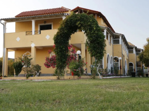 Studio in Corfou, With Pool Access, Balcony and Wifi