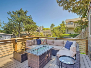 Quaint 'sur La Mer' Cottage w/ Deck, Fire Pit