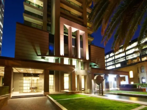 Light Filled Modern 1 Bedroom Apartment Close To Beach