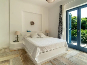 Seaside small villa near beach