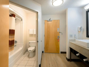 Red Roof Inn PLUS+ Long Island - Garden City