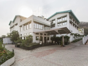 Emerald Resort by OYO Rooms