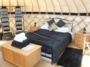 Cornish Yurt with Hot Tub (1)