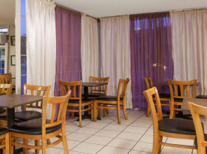 Howard Johnson by Wyndham Bakersfield