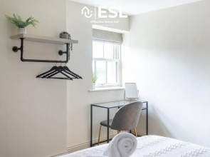 Free Parking - Shrewsbury Square - Central 2 Bedroom Top Floor Apartment