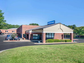 Days Inn & Suites by Wyndham Rocky Mount Golden East