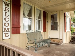 New! Charming Haus Near to Main St!