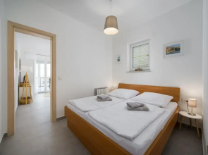 Bright Apartment With Communal Pool