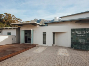 A Riverbed Guesthouse